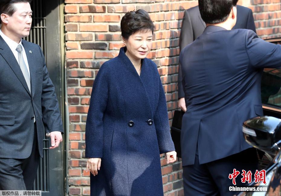 当地时间3月21日，韩国检察厅特别调查本部于21日上午9时30分传唤前总统(😃)朴槿惠，对她受贿、滥用职权等嫌疑进行调查，朴槿惠将成为(⬜)韩国宪政史上第四位被检方传讯的总统。图为朴槿惠在安保(🌩)人员的保护下离开居住地。